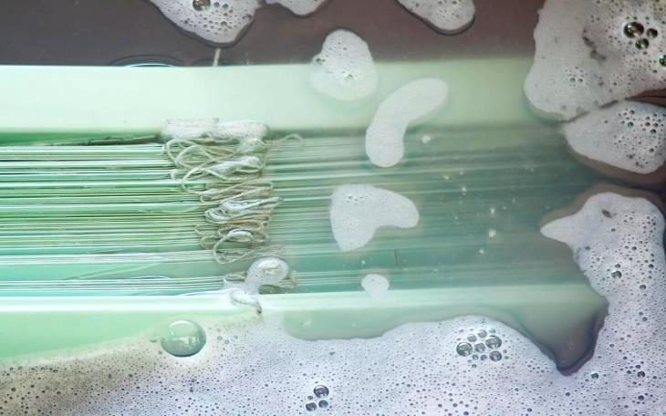 Моем жалюзи в ванной